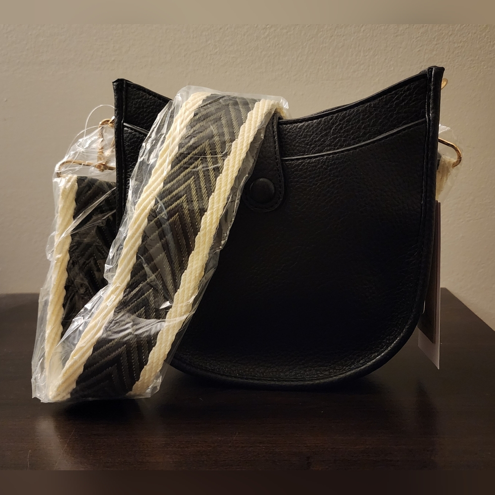💥👜 Black Crossbody Bag w/ Guitar Strap 💥👜 - Picture 5 of 6